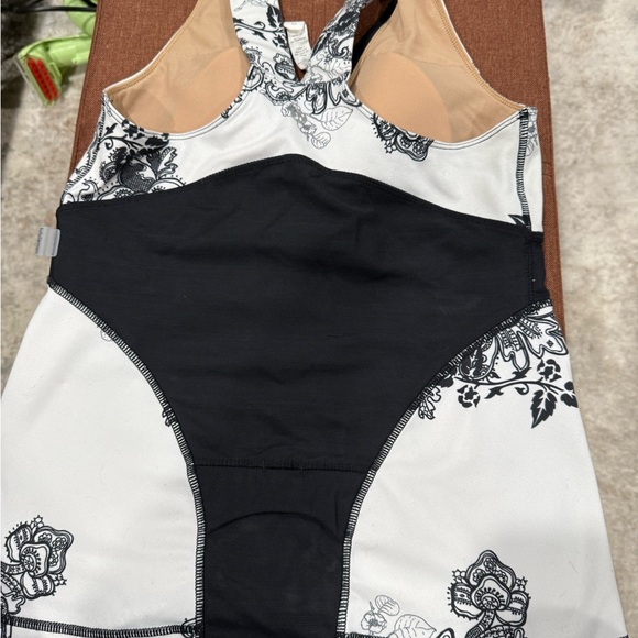 Lululemon Black and White Floral Halter Top size 8 - Picture 4 of 4